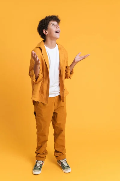 Biały Chłopiec Garniturze Gestykulujący Uśmiechający Się Kamery Odizolowanej Żółtym Tle — Zdjęcie stockowe