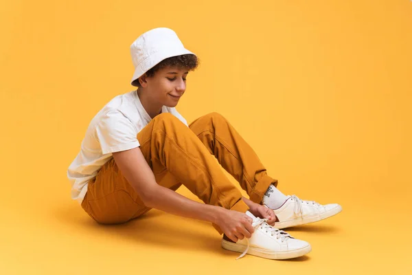 White Curly Boy Wearing Panama Smiling While Sitting Floor Isolated — Stockfoto