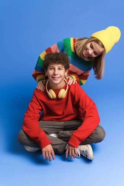 White Two Teenagers Laughing While Posing Together Isolated Blue Wall — Stock Photo, Image