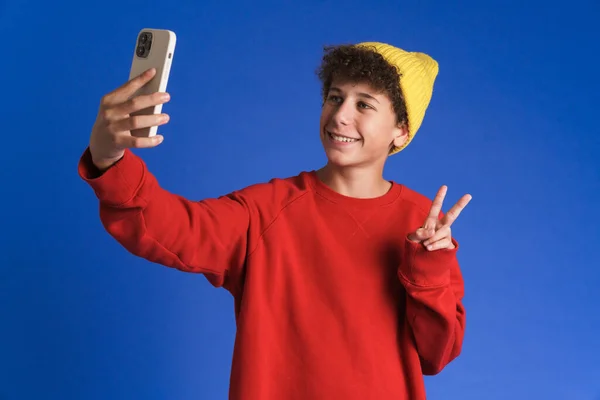 White Boy Gesturing While Taking Selfie Photo Mobile Phone Isolated — Stock Photo, Image