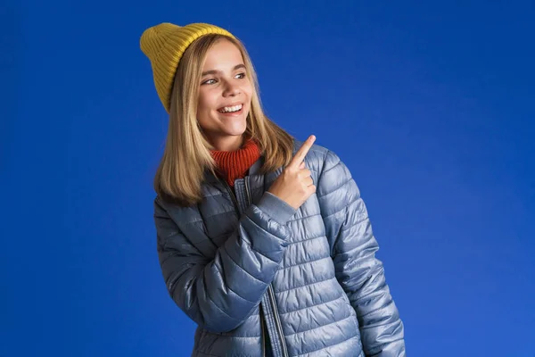 White Girl Wearing Hat Smiling Pointing Finger Aside Isolated Blue — Foto de Stock