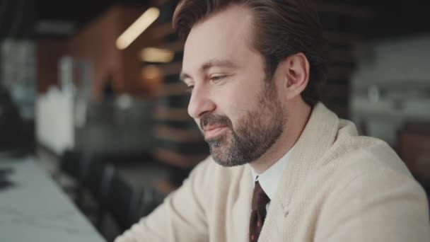 Blij Brunet Zakenman Luisteren Zijn Collega Gaat Akkoord Het Kantoor — Stockvideo