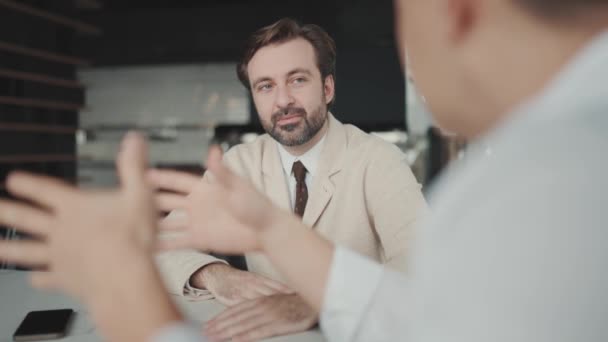 Pretty Brunet Businessman Listening His Colleague Office — Stockvideo