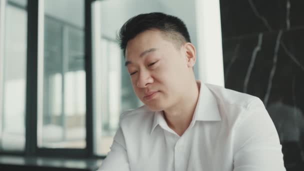 Positive Asian Brunet Businessman Talking His Colleague Office — Vídeo de Stock