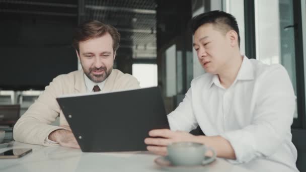 Handsome Multicultural Colleagues Talking Project Reading Tablet Office — Vídeo de Stock