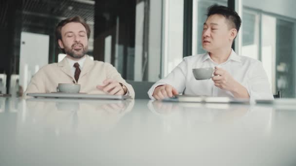 Cheerful Multinational Colleagues Talking Project Drinking Coffee Office — Stockvideo