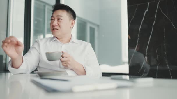 Cheerful Asian Brunet Businessman Talking His Colleague Drinking Coffee Office — ストック動画