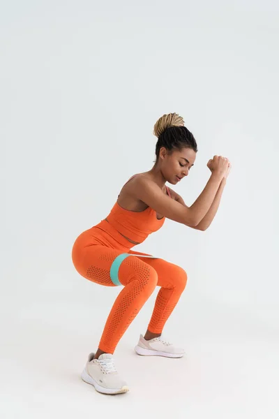 Black Young Sportswoman Working Out Expander Stretch Tape Isolated White — ストック写真