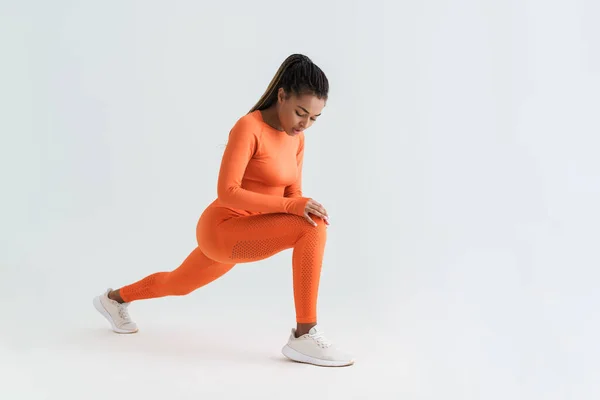 Black Young Sportswoman Doing Exercise While Working Out Isolated White — Photo