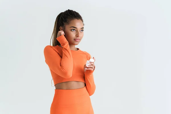 Black Young Sportswoman Using Wireless Earphones Isolated White Background — Foto de Stock