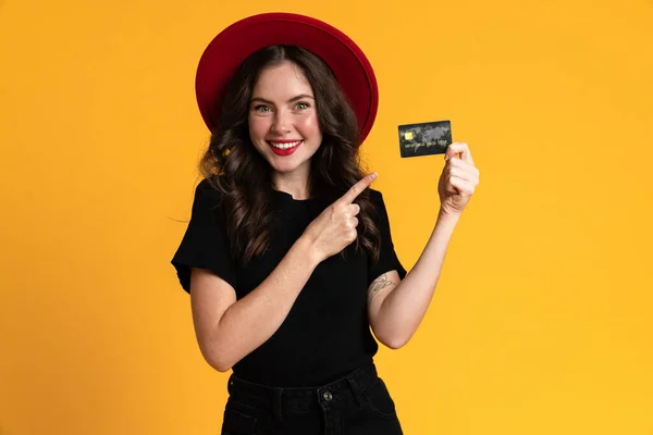 White Young Woman Showing Pointing Finger Her Credit Card Isolated — Φωτογραφία Αρχείου