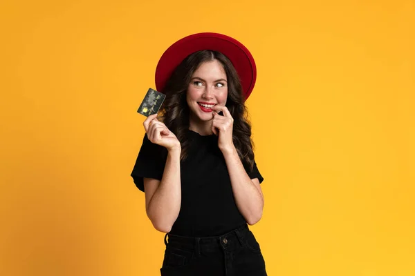 White Young Woman Red Hat Smiling While Posing Credit Card — Foto de Stock