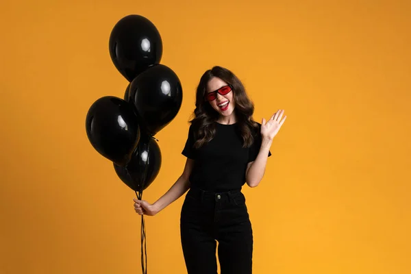 White Woman Smiling Gesturing While Posing Black Balloons Isolated Yellow — ストック写真