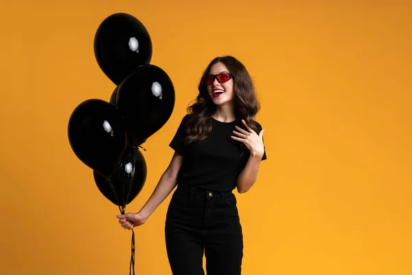 White Woman Smiling Gesturing While Posing Black Balloons Isolated Yellow —  Fotos de Stock