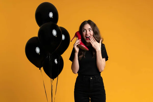 White Woman Holding High Heel While Posing Black Balloons Isolated —  Fotos de Stock