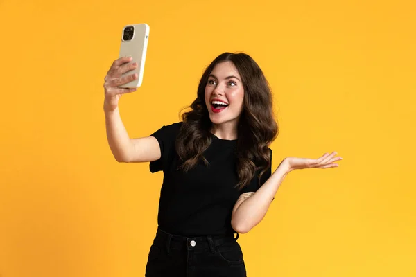 White Woman Holding Copyspace While Taking Selfie Cellphone Isolated Yellow — Stock fotografie