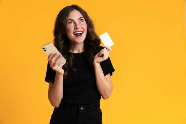 White Young Woman Posing Credit Card Mobile Phone Isolated Yellow — 스톡 사진