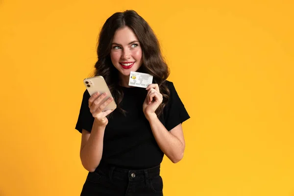 White Young Woman Posing Credit Card Mobile Phone Isolated Yellow — Φωτογραφία Αρχείου