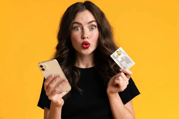 White Shocked Woman Posing Credit Card Mobile Phone Isolated Yellow — Fotografia de Stock