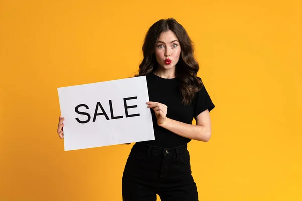 White Woman Expressing Surprise While Posing Sale Placard Isolated Yellow — 图库照片