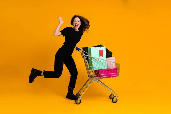White Excited Woman Laughing While Posing Shopping Cart Isolated Yellow — Φωτογραφία Αρχείου
