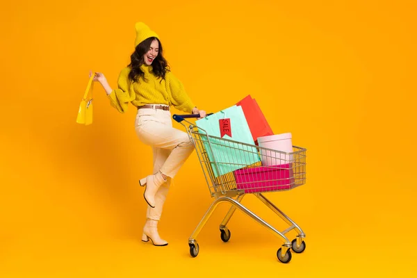 White Woman Making Fun While Posing Shopping Cart Isolated Yellow — Φωτογραφία Αρχείου