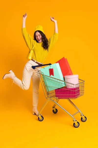 White Excited Woman Making Fun While Posing Shopping Cart Isolated — Foto de Stock