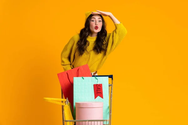 White Young Woman Gesturing While Posing Shopping Cart Isolated Yellow — Foto de Stock