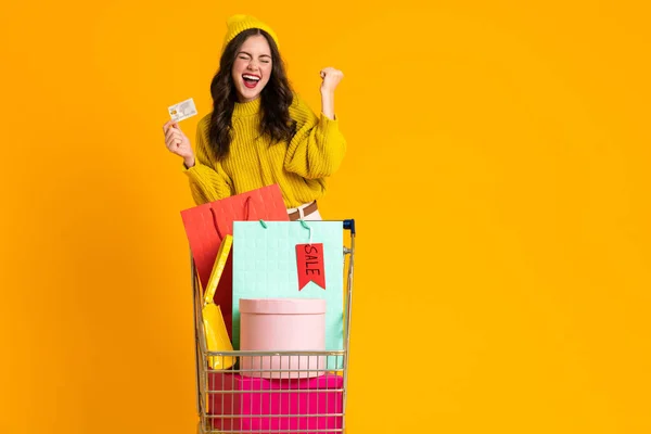 White Woman Posing Credit Card Shopping Cart Isolated Yellow Background — Foto de Stock