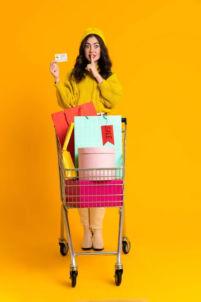 White Woman Posing Credit Card Shopping Cart Isolated Yellow Background — Photo