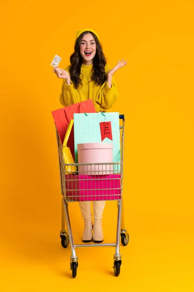 White Woman Posing Credit Card Shopping Cart Isolated Yellow Background — Foto de Stock