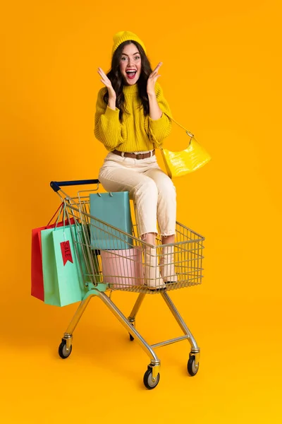 White Woman Screaming While Sitting Shopping Cart Isolated Yellow Background — Φωτογραφία Αρχείου