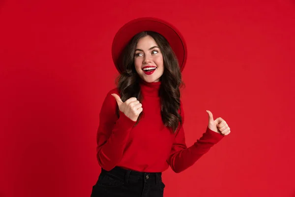 Blanke Vrouw Met Een Glimlachende Hoed Wijzende Vinger Opzij Geïsoleerd — Stockfoto