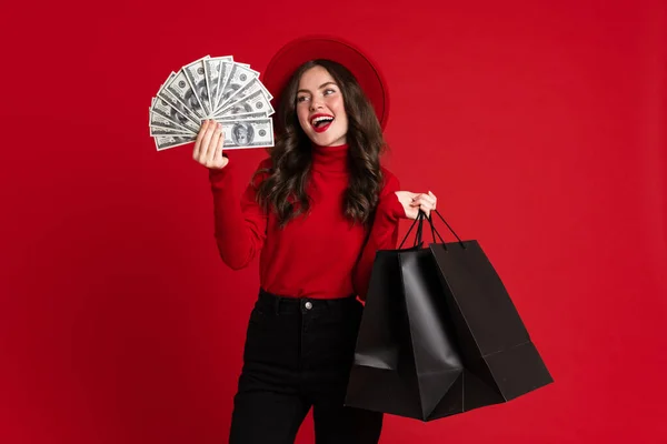 Weiße Frau Lacht Während Sie Mit Einkaufstaschen Und Dollars Vor — Stockfoto