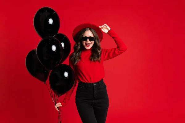 White Woman Hat Laughing While Posing Black Balloons Isolated Red — Stok fotoğraf