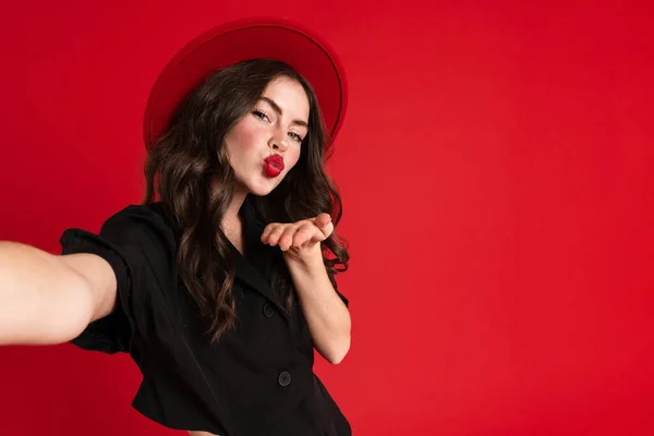 White Young Woman Taking Selfie Photo While Blowing Air Kiss — Φωτογραφία Αρχείου