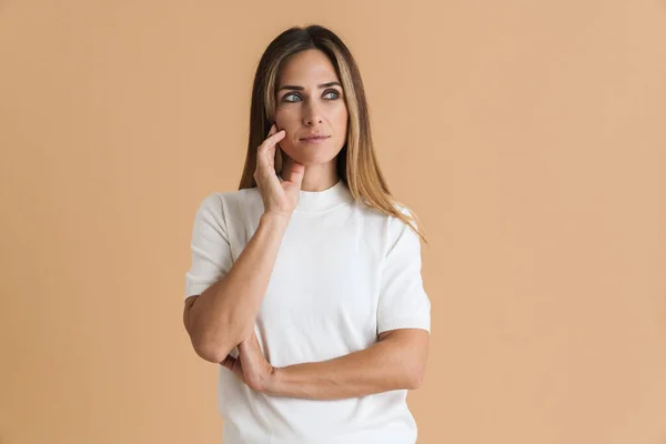 White Mid Woman Wearing Shirt Posing Looking Aside Isolated Beige — Foto Stock