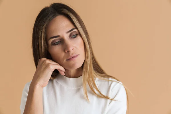 White Mid Woman Wearing Shirt Posing Looking Aside Isolated Beige — Foto de Stock