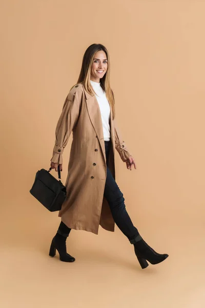 White Mid Woman Wearing Coat Smiling While Walking Bag Isolated — Stock Photo, Image