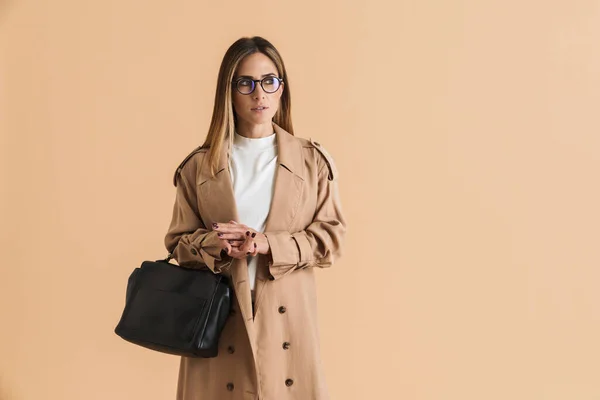 White Mid Woman Wearing Coat Looking Aside While Posing Bag — Stock Photo, Image