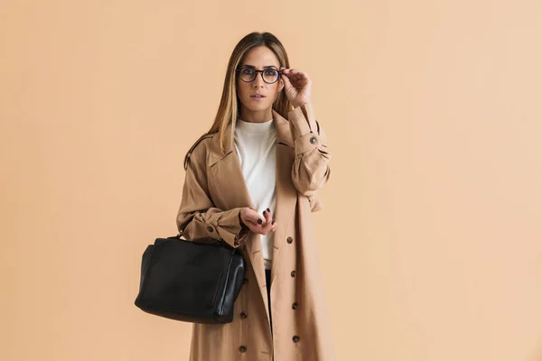 White Mid Woman Wearing Coat Looking Camera While Posing Bag — Stock Photo, Image