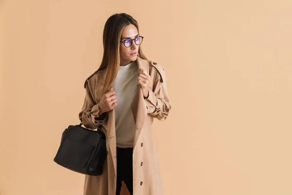 White Mid Woman Wearing Coat Looking Aside While Posing Bag — Stock Photo, Image