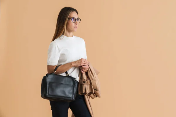 Gözlüklü Beyaz Kadın Bej Arka Planda Izole Edilmiş Bir Çantayla — Stok fotoğraf