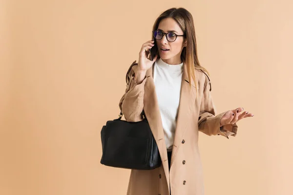White Mid Woman Talking Cellphone While Posing Bag Isolated Beige —  Fotos de Stock