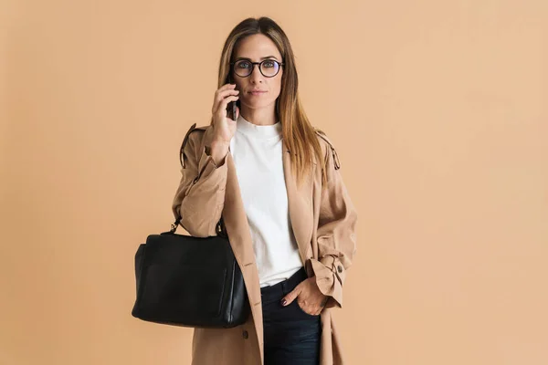 White Mid Woman Talking Cellphone While Posing Bag Isolated Beige — 图库照片