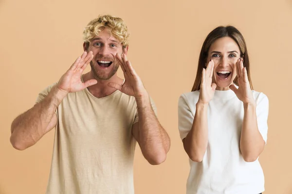 Wit Paar Dragen Shirts Gebaren Terwijl Schreeuwen Camera Geïsoleerd Beige — Stockfoto