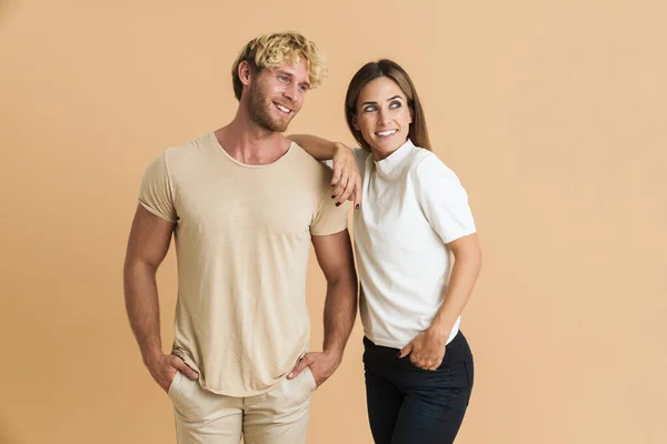 White Couple Wearing Shirts Posing Smiling Camera Isolated Beige Background — ストック写真