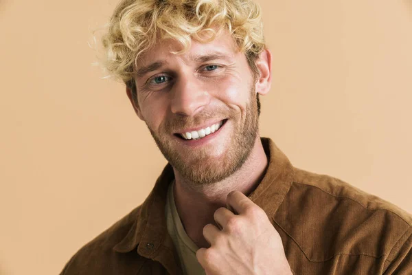 White Blonde Man Wearing Shirt Smiling Looking Camera Isolated Beige — 스톡 사진