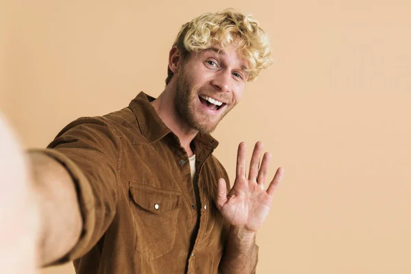 White Blonde Man Gesturing While Taking Selfie Photo Isolated Beige — Photo