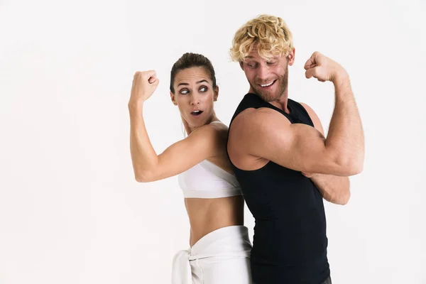Evropský Pár Sportovním Oblečení Ukazuje Své Biceps Kameře Izolované Přes — Stock fotografie
